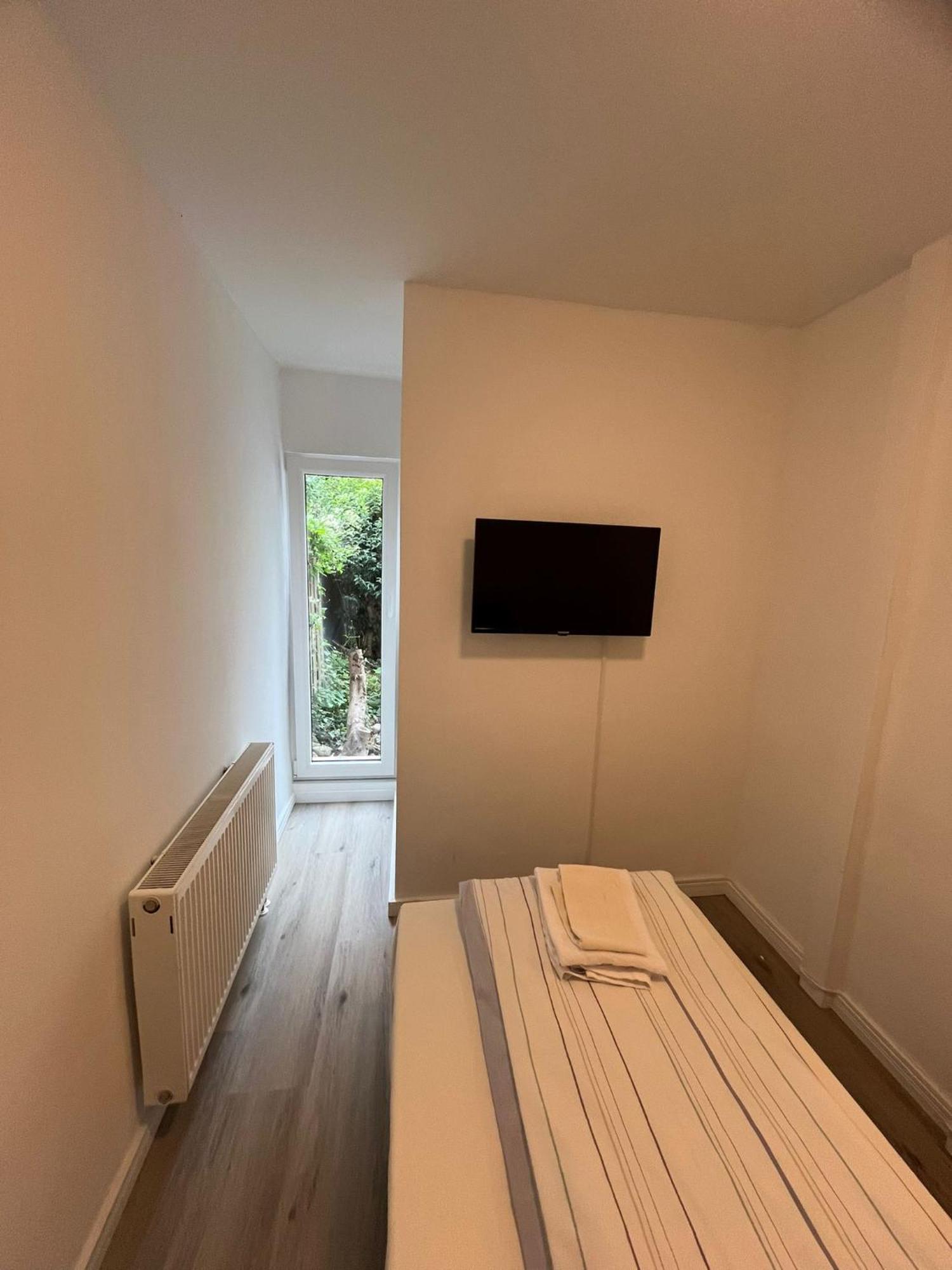 Zentral Gelegene Erdgeschoss-wohnungen Mit Bequemer Erreichbarkeit Apartment Neumuenster